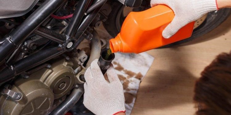 CONOCE CÓMO DISTINGUIR EL TIPO DE LUBRICACIÓN PARA TU MOTO