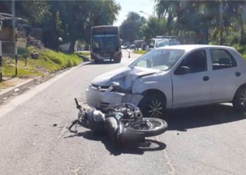 MOTOCICLISTA SE HIZO “HUMO” LUEGO DE  CHOCAR CON AUTOMÓVIL