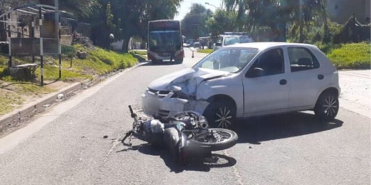 MOTOCICLISTA SE HIZO “HUMO” LUEGO DE  CHOCAR CON AUTOMÓVIL