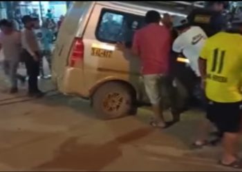 MINIVAN CAE DENTRO DE CUNETA DE AGUAS PLUVIALES