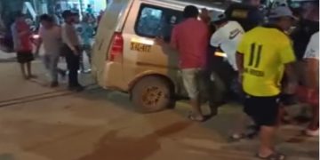 MINIVAN CAE DENTRO DE CUNETA DE AGUAS PLUVIALES