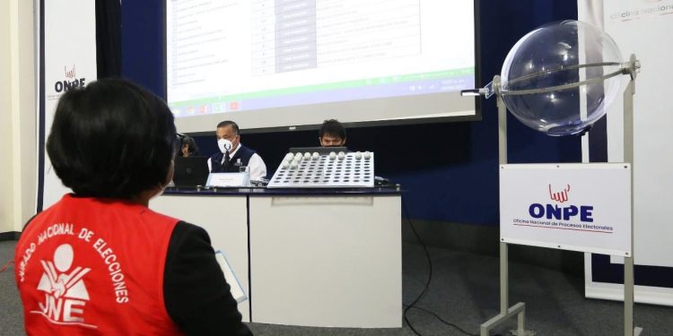 JNE FISCALIZÓ SORTEOS DE UBICACIÓN DE ORGANIZACIONES POLÍTICAS EN LA CÉDULA DE SUFRAGIO PARA LAS ERM 2022