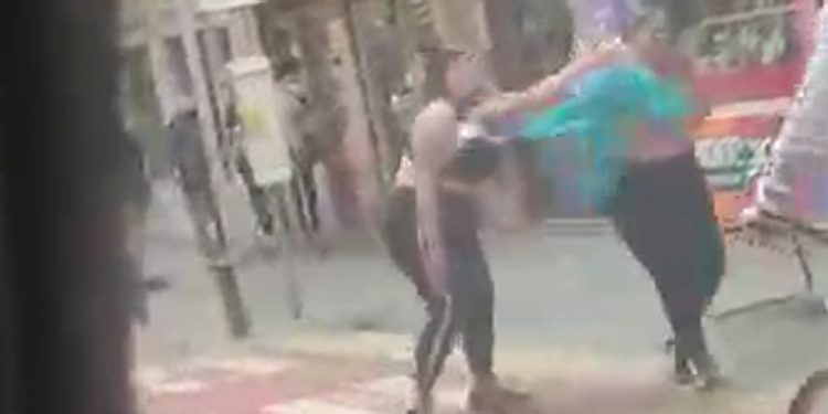 FÉMINA ARMA BRONCA EN LA CALLE