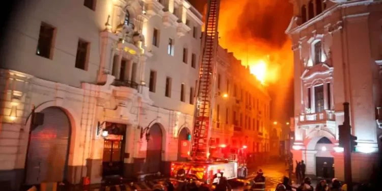 Centro de Lima: Bomberos confinan incendio en inmueble ubicado cerca de la plaza San Martín