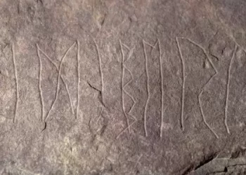 Encuentran en Noruega la piedra rúnica más antigua de la Edad del Hierro