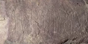 Encuentran en Noruega la piedra rúnica más antigua de la Edad del Hierro