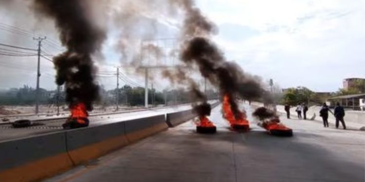 Bloquean principales avenidas de Arequipa y restringen  el servicio de transporte