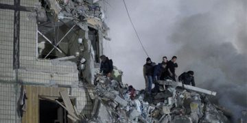Afirman que ataque ruso contra  edificio en ciudad ucraniana es  “crimen de guerra”
