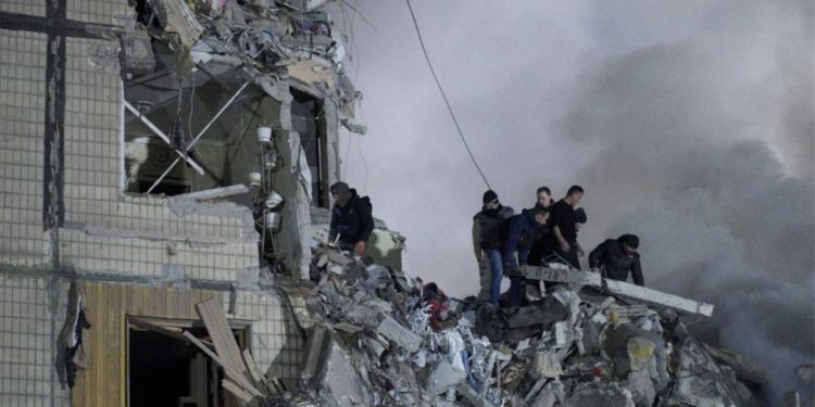 Afirman que ataque ruso contra  edificio en ciudad ucraniana es  “crimen de guerra”