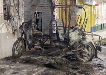 DESCONOCIDOS INCENDIAN MOTOKAR