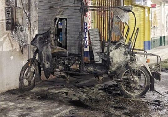 DESCONOCIDOS INCENDIAN MOTOKAR