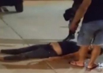 MUJER CAE DE MOTO EN MARCHA