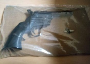 CAE CON RÉPLICA DE ARMA DE FUEGO