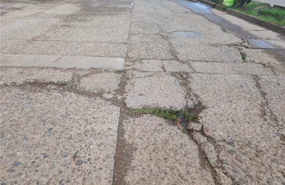 AV. DOS DE MAYO LLENA DE HUECOS  Y GRIETAS
