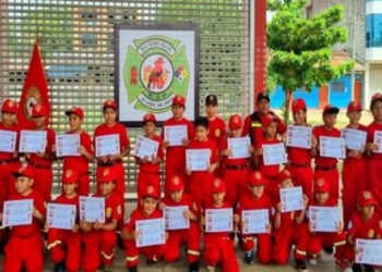 68 MINI BOMBEROS VOLUNTARIOS RECIBIERON  DIPLOMAS DE GRADUACIÓN