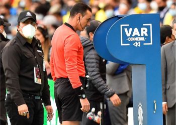 VAR: confirman ensayos para  anunciar en los estadios las  decisiones