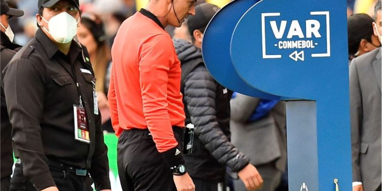 VAR: confirman ensayos para  anunciar en los estadios las  decisiones