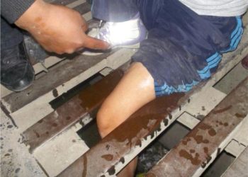 LIBERAN PIERNA  DE MUJER  ATRAPADA EN  REJILLA DE  CUNETA DE  AGUAS PLUVIALES