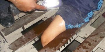 LIBERAN PIERNA  DE MUJER  ATRAPADA EN  REJILLA DE  CUNETA DE  AGUAS PLUVIALES