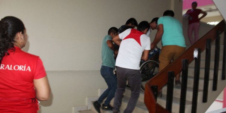 ASCENSOR MALOGRADO Y FALTA DE RAMPAS PERJUDICAN   ESTUDIANTES CON DISCAPACIDAD DE LA UNAMAD