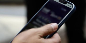 FUMÓN HURTA TELÉFONO DE  MOSTRADOR A VENDEDORA DE  CELULARES