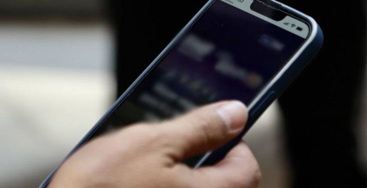 FUMÓN HURTA TELÉFONO DE  MOSTRADOR A VENDEDORA DE  CELULARES