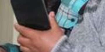 TRANSEÚNTES LOGRAN RETENER  SUJETO QUE ESCAPABA CON  CELULAR ROBADO