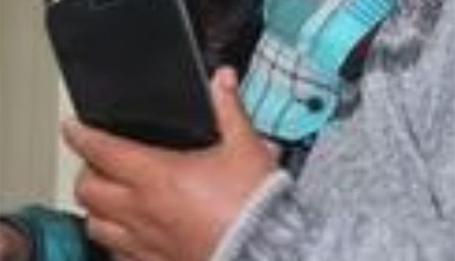 TRANSEÚNTES LOGRAN RETENER SUJETO QUE ESCAPABA CON CELULAR ROBADO