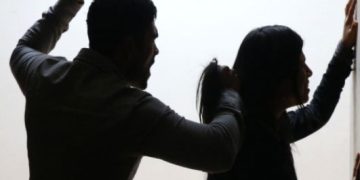 ENLOQUECE Y CAUSA DESTROZOS EN SU VIVIENDA