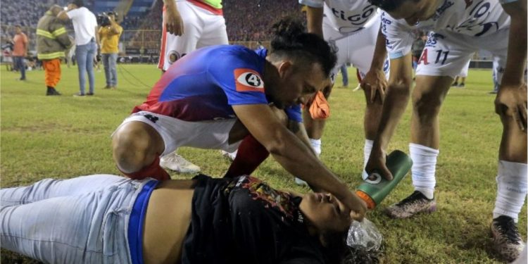 Doce muertos en una estampida  en un estadio de El Salvador