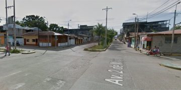 MUJER SE ESTRELLA CONTRA AUTOMÓVIL EN  PLENO CENTRO DE LA CIUDAD