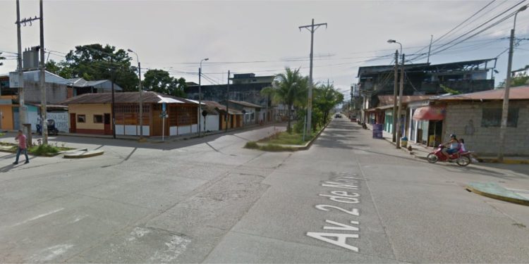 MUJER SE ESTRELLA CONTRA AUTOMÓVIL EN PLENO CENTRO DE LA CIUDAD