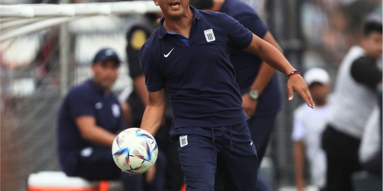 Guillermo Salas y su  contundente reacción  sobre su posible salida de  Alianza Lima