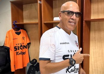 Roberto Mosquera dejó de ser técnico del  Club Royal Pari de Bolivia