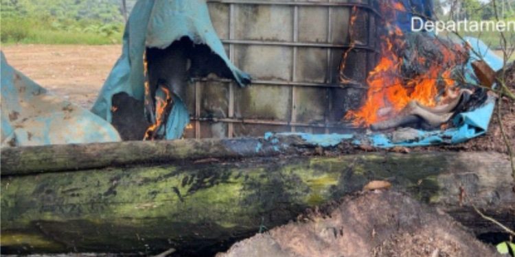 DESTRUYEN POZA DE MACERACIÓN DE COCA E INSUMOS QUÍMICOS