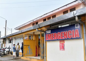 MOTOCICLISTA SE ESTRELLA CONTRA  MINIBAN Y CASI MUERE