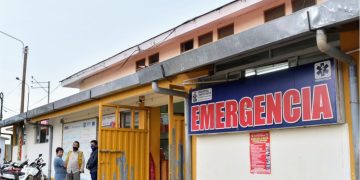 MOTOCICLISTA SE ESTRELLA CONTRA  MINIBAN Y CASI MUERE