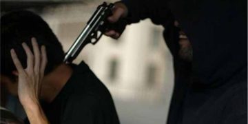 BANDIDOS ASALTAN A PUNTA DE PISTOLA A PAREJA