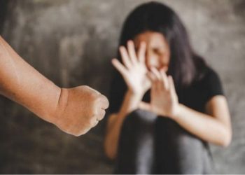 MUJER DENUNCIA A MATÓN  POR PEGALÓN