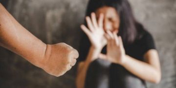 MUJER DENUNCIA A MATÓN  POR PEGALÓN